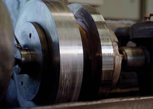 Industrielle Metallwalze in einer Fertigungsmaschine, die ein Werkstück bearbeitet oder formt.